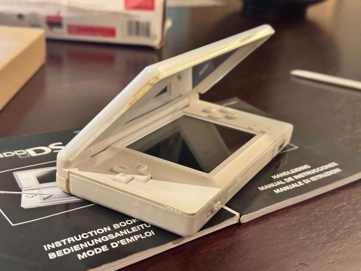 Nintendo DS Lite + Original Box + DSTT Flash Cart