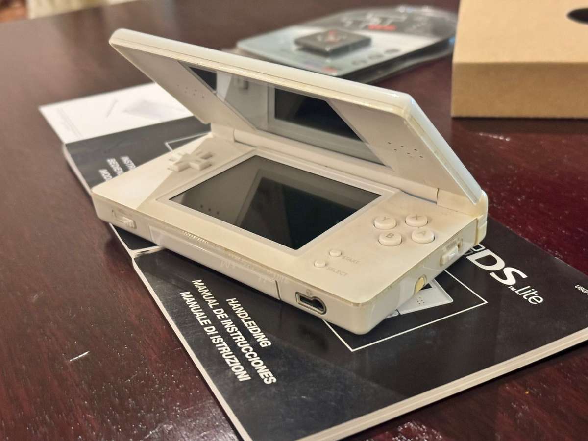 Nintendo DS Lite + Original Box + DSTT Flash Cart