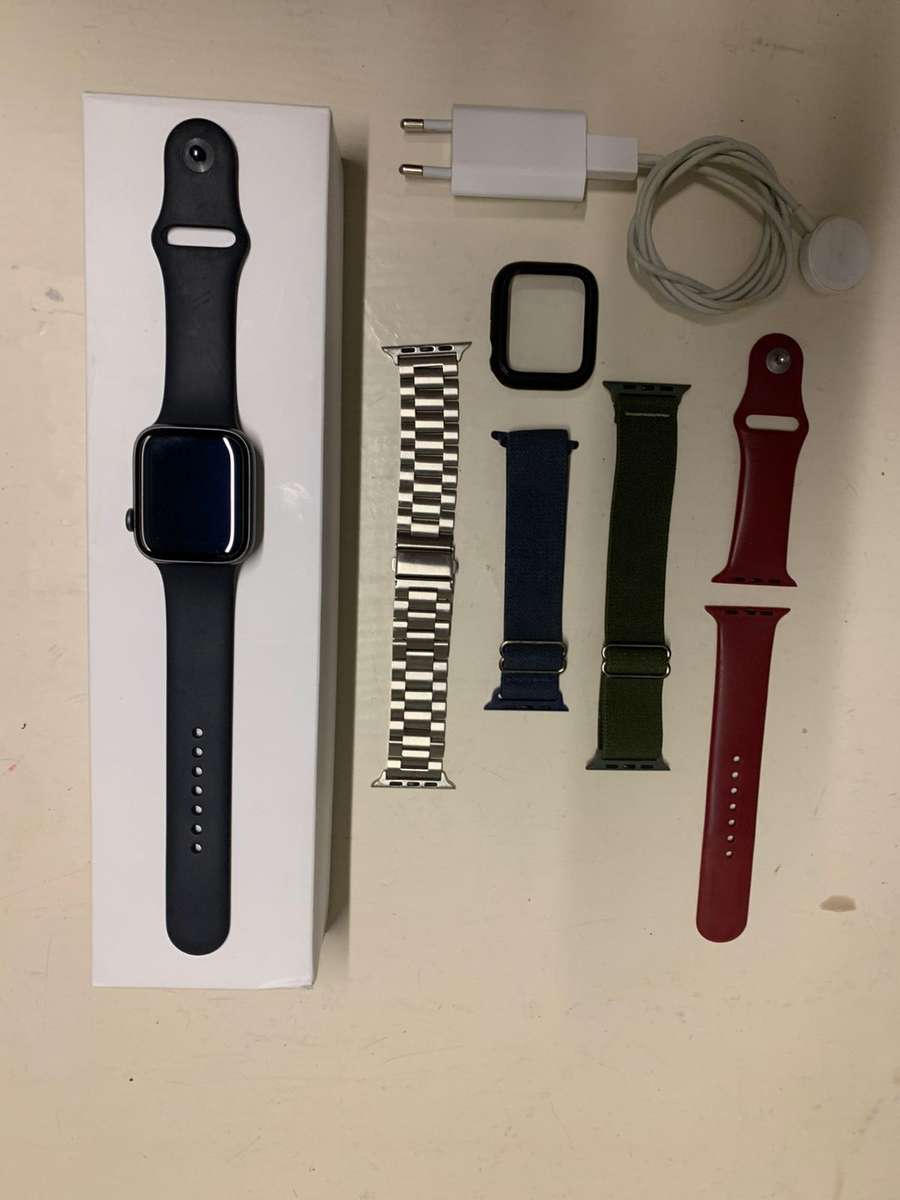 Apple Watch Series 5 44mm + Accessories