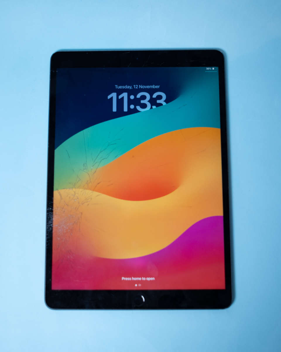 Apple Ipad Air 3rd Gen 64GB (Please Read)