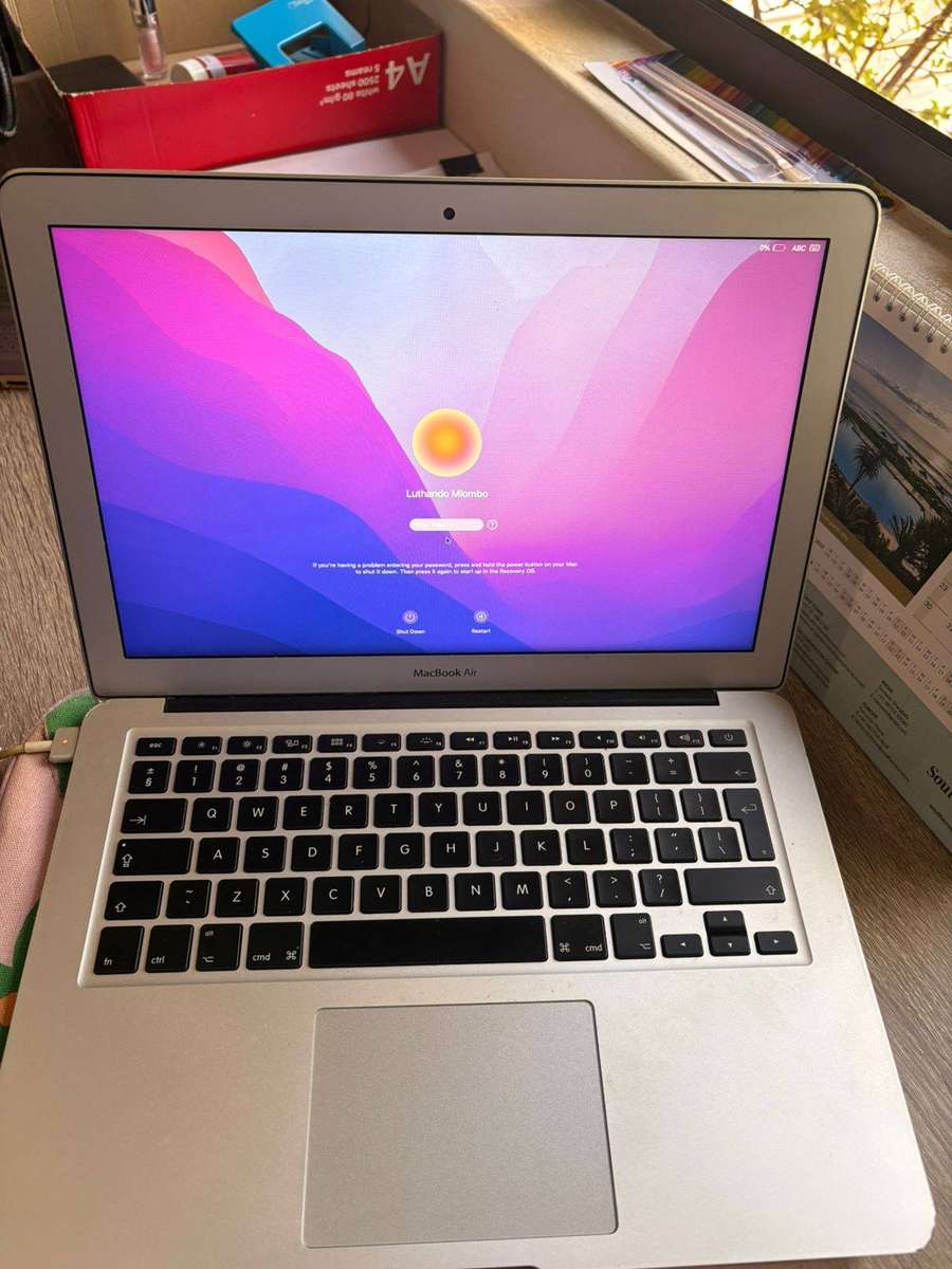 Macbook air 2017 i5 8gb 128gb ssd storage works 100% used