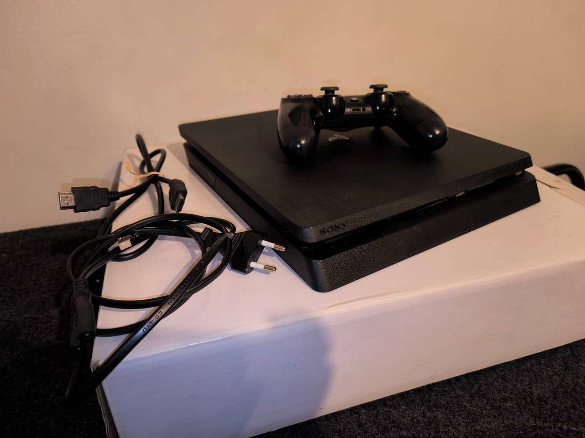 Playstation 4 Console with 1 controller & 3 Games