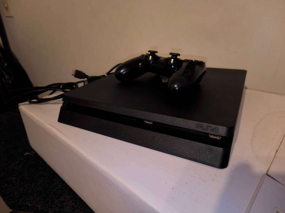 Playstation 4 Console with 1 controller & 3 Games