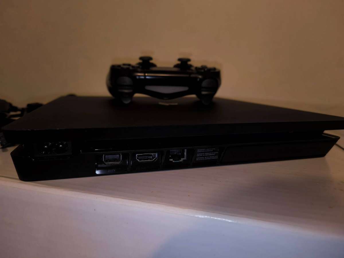 Playstation 4 Console with 1 controller & 3 Games