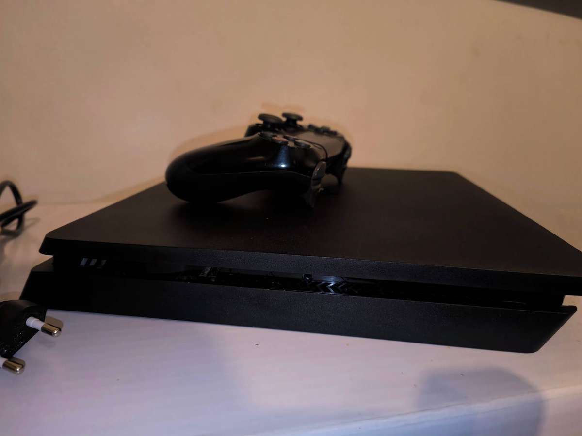 Playstation 4 Console with 1 controller & 3 Games