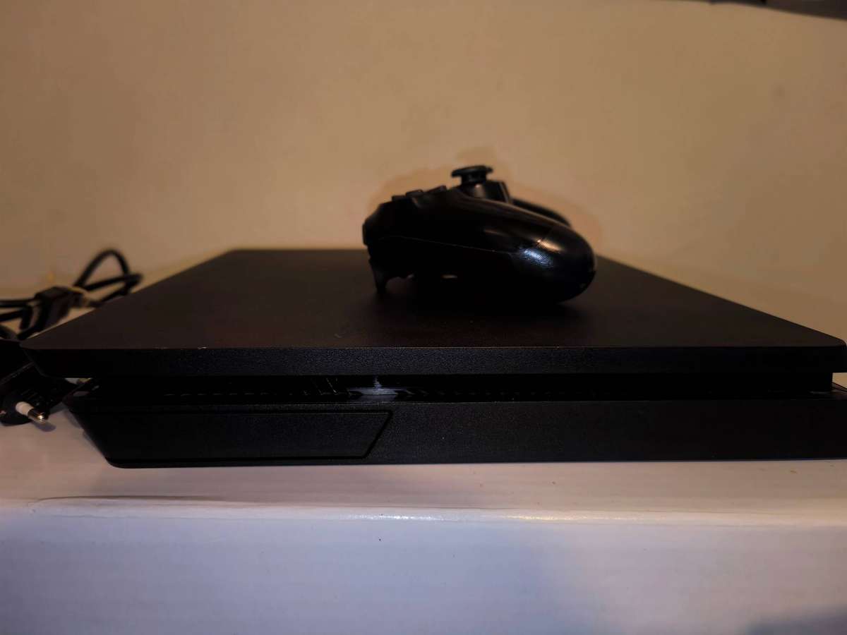 Playstation 4 Console with 1 controller & 3 Games