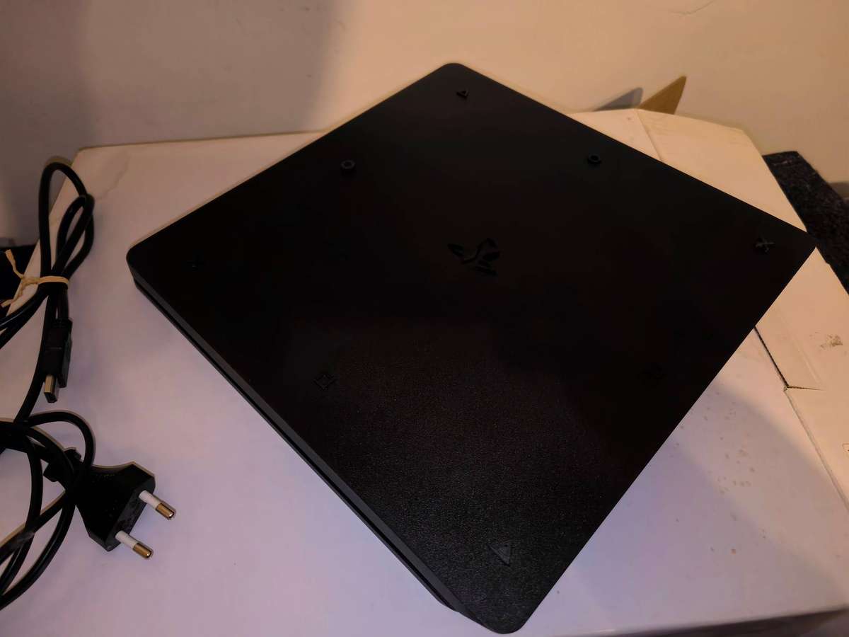 Playstation 4 Console with 1 controller & 3 Games