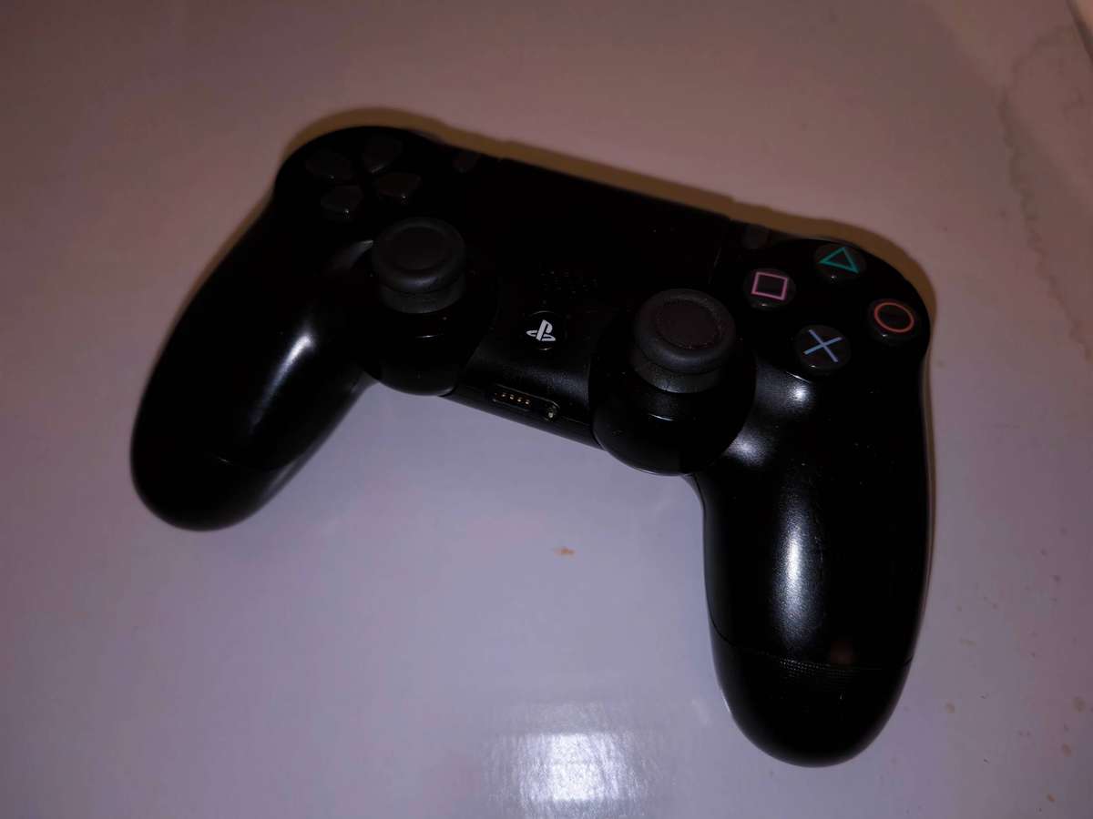 Playstation 4 Console with 1 controller & 3 Games