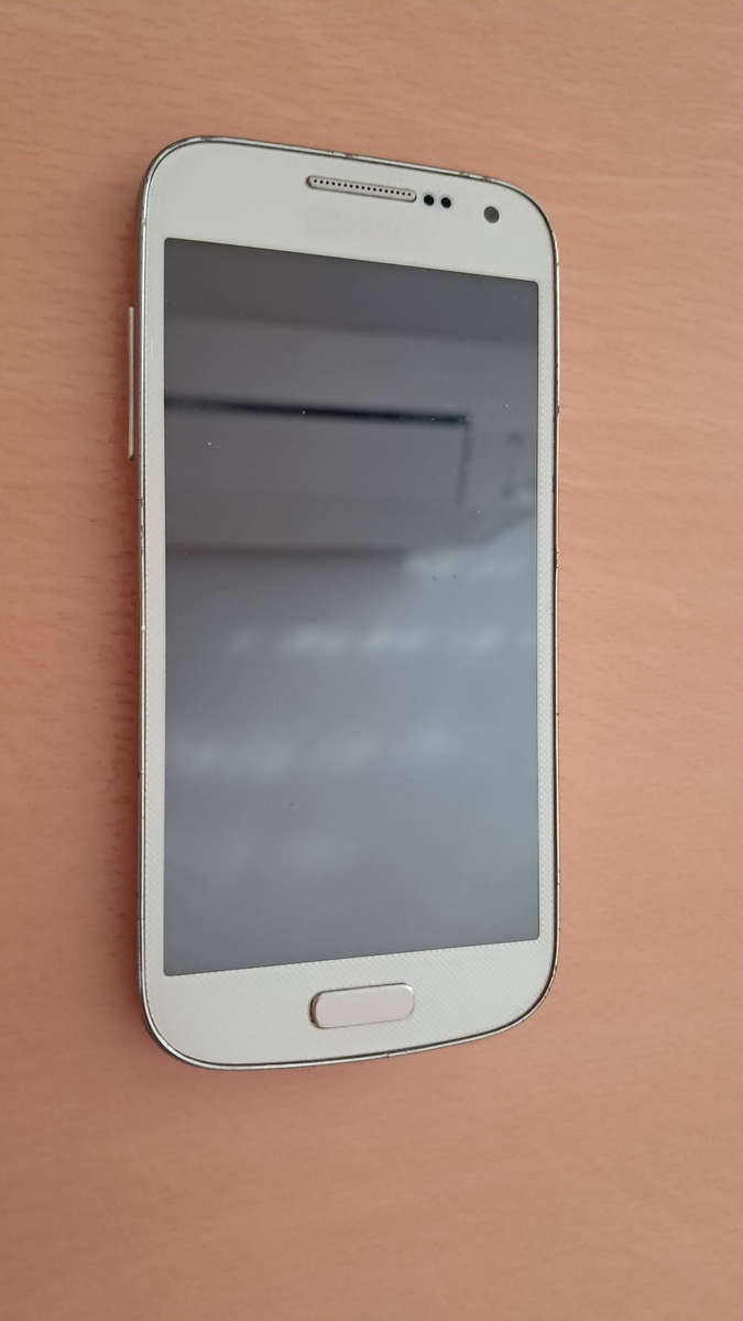 Samsung GT-I9190 phone (needs new battery)