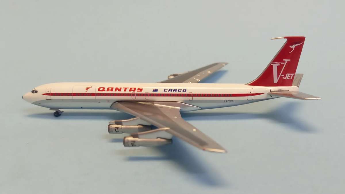 Boeing 707 Qantas Cargo -1/400 Scale (AeroClassics)(ACN7099)(TAS4555)