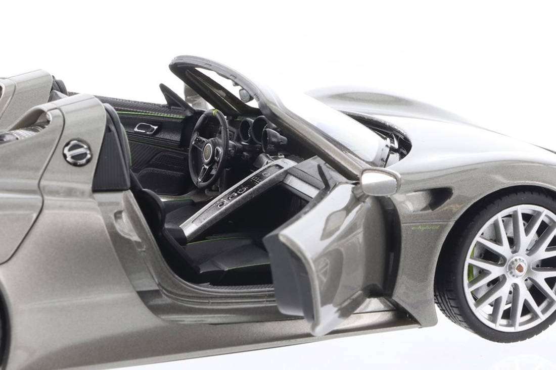 Porsche 918 Spyder Silver 1/24 Scale WELLY 24055HYELLOW