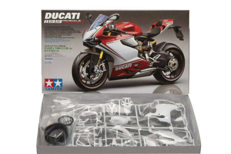 Ducati 1199 Panigale S Tricolore 1/12 Scale TAMIYA 14132