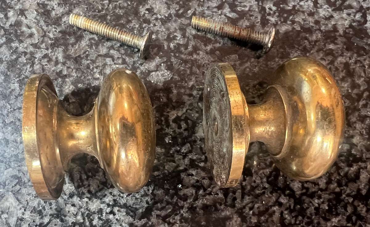 SET OF MATCHING BRASS CUPBOARD KNOBS