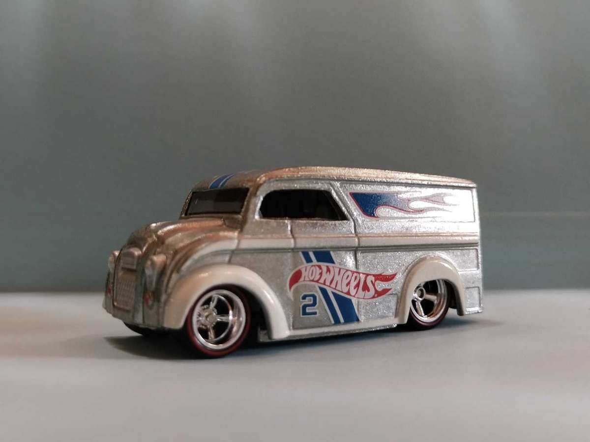 Hot Wheels Dairy Delivery Zamac with real riders