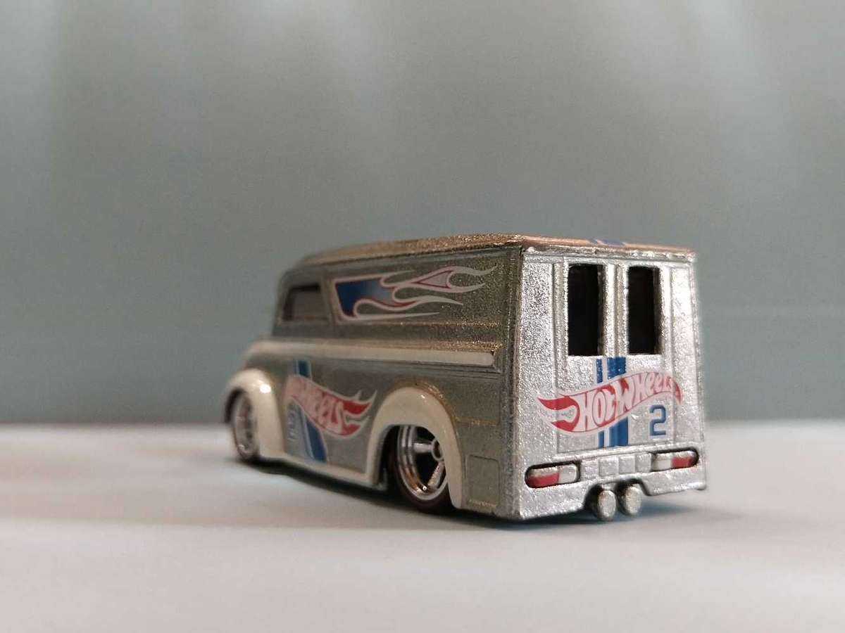 Hot Wheels Dairy Delivery Zamac with real riders