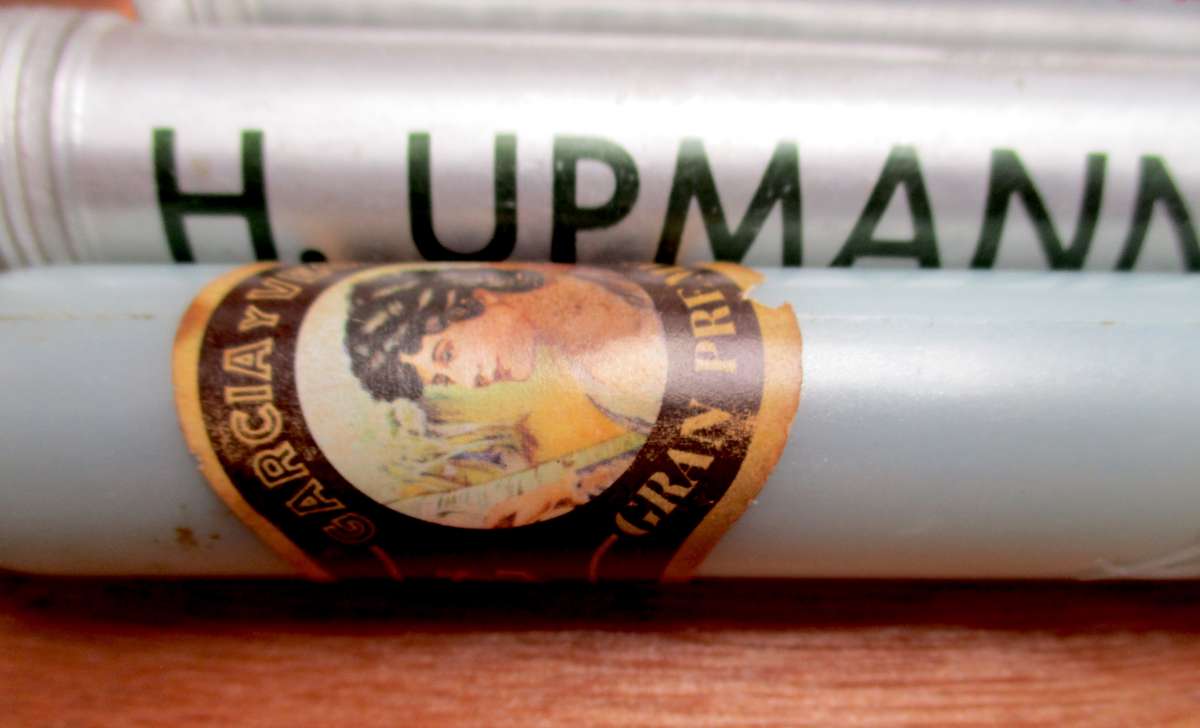 Ritmeester Cigar Box and a few cigar tubes.