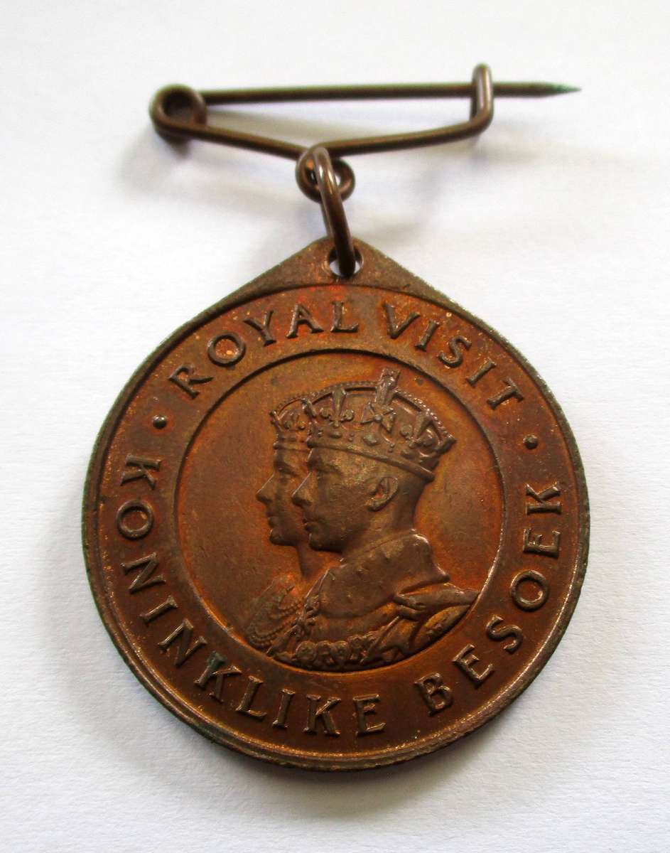 Medallion - Royal Visit 1947 - King George VI and Queen Elizabeth II with lug