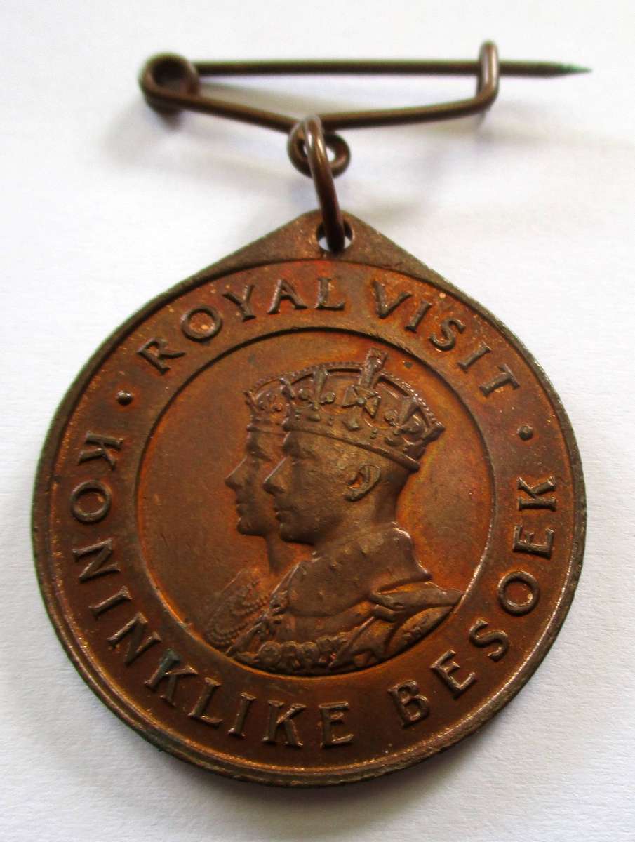 Medallion - Royal Visit 1947 - King George VI and Queen Elizabeth II with lug
