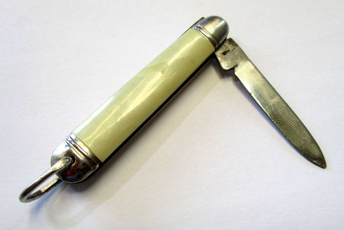 Small Vintage Pen Knife - made by Richards of Sheffield, England