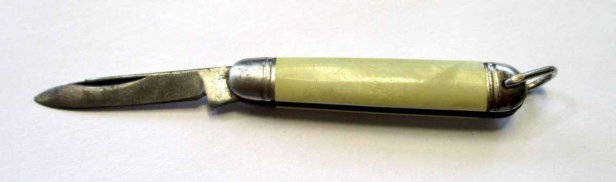 Small Vintage Pen Knife - made by Richards of Sheffield, England