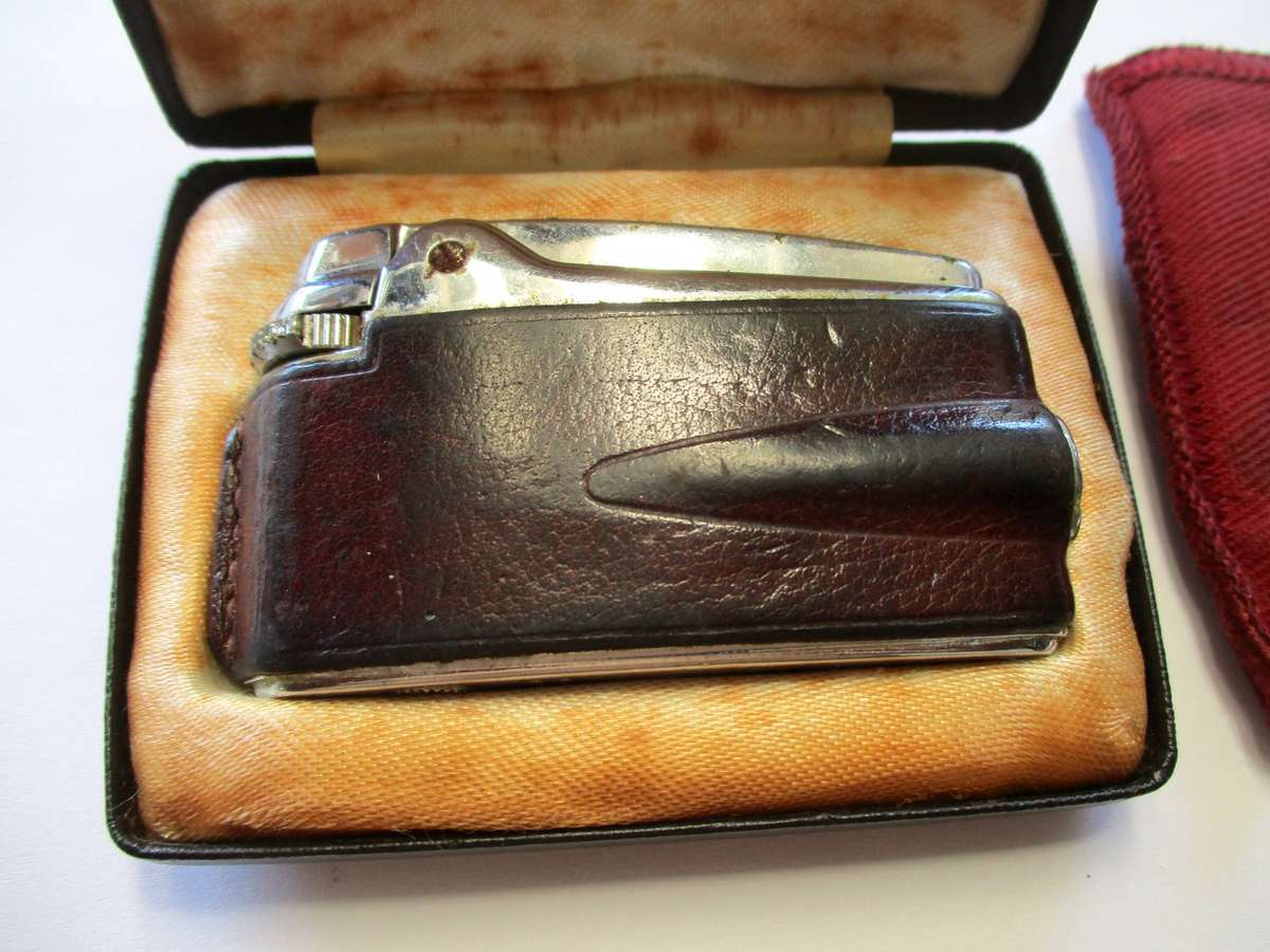 Vintage Ronson Varaflame Lighter in Box with pouch