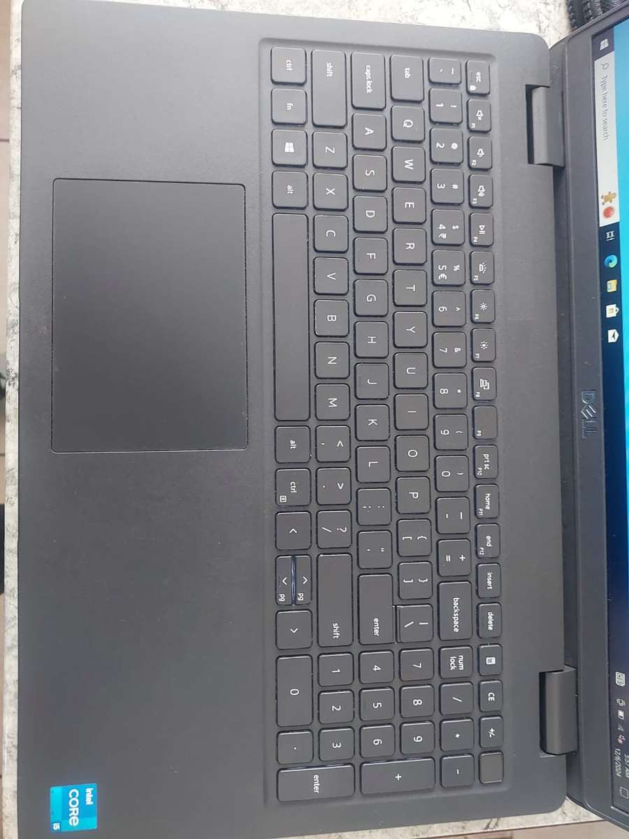 Dell Latitude 3520 laptop Core i5-1135G7, 15.6" FHD/8GB RAM/256GB SSD. Original charger