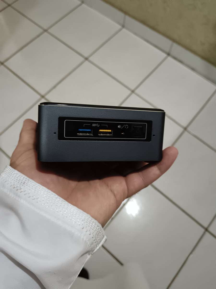 Intel NUC mini pc i7-7567u @ 3.5ghz 32gb ddr4 ram 128gb SSD + 256gb ssd