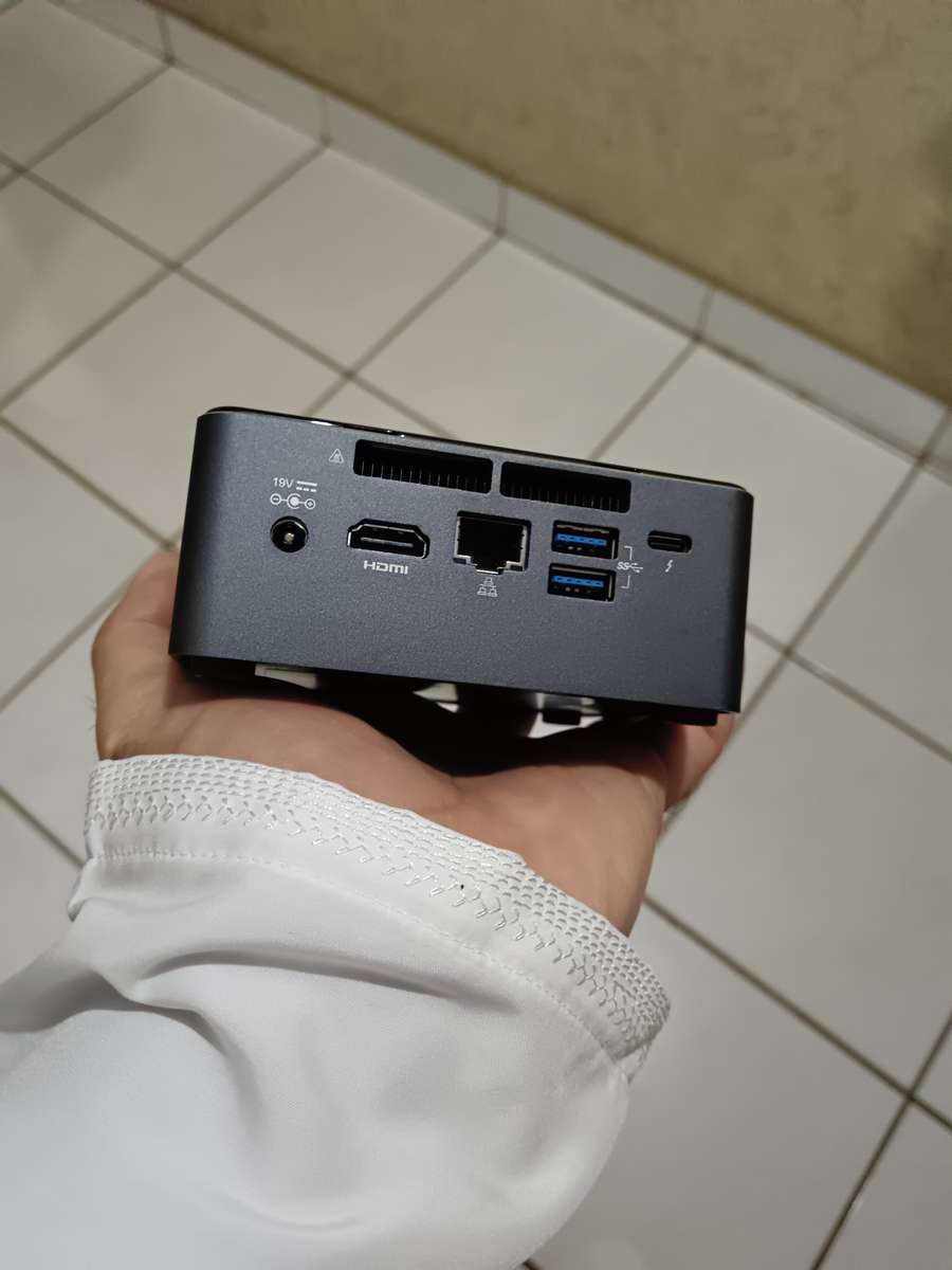 Intel NUC mini pc i7-7567u @ 3.5ghz 32gb ddr4 ram 128gb SSD + 256gb ssd