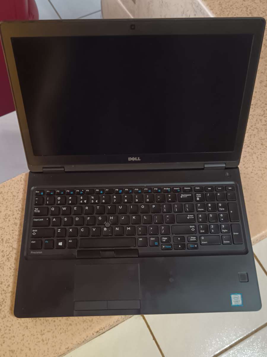 DELL PRECISION 3520 ** i7 7700HQ ** 8GB RAM ** 500GB HDD ** QUADRO M620 2G