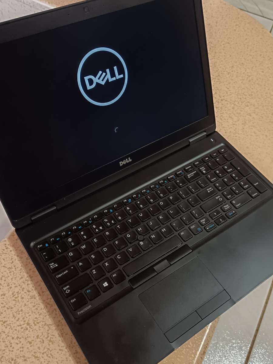 DELL PRECISION 3520 ** i7 7700HQ ** 8GB RAM ** 500GB HDD ** QUADRO M620 2G
