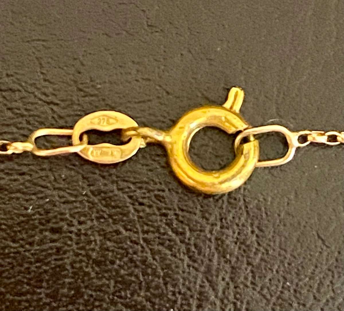 9ct genuine gold chain and dainty 9ct gold pendant