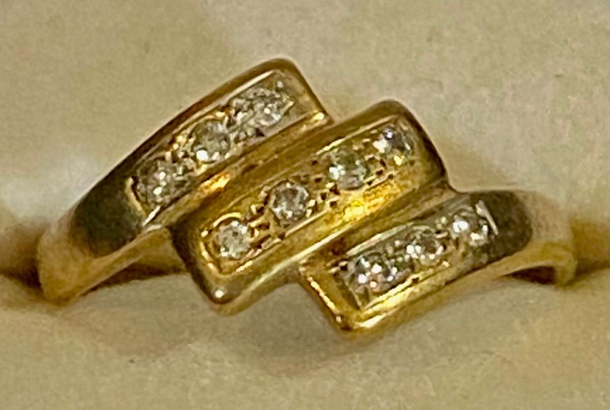 9ct yellow gold and 10 diamond's ring