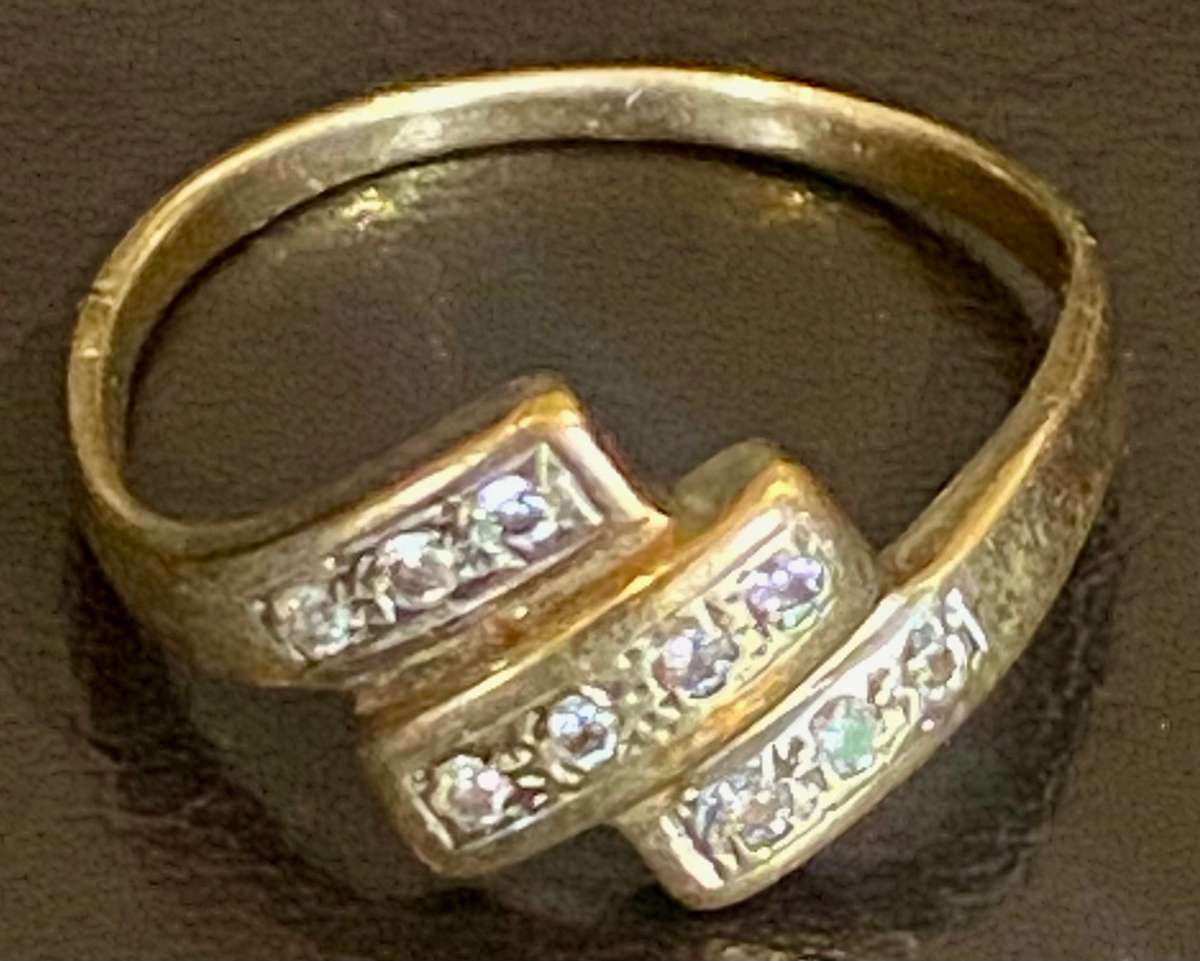 9ct yellow gold and 10 diamond's ring