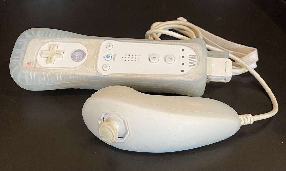 Wii console white with 1 control, nunchuck, cables, stand, receiver,complete set