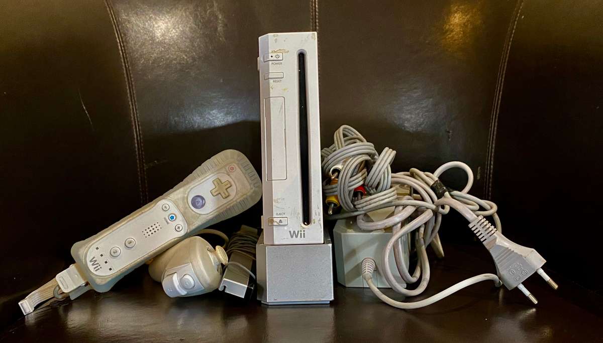 Wii console white with 1 control, nunchuck, cables, stand, receiver,complete set