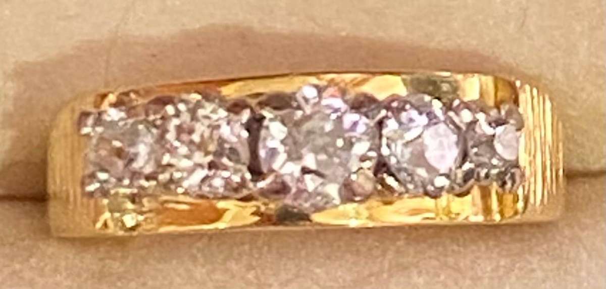 Antique 5 Diamonds , Wedding ring set in 18ct yellow gold