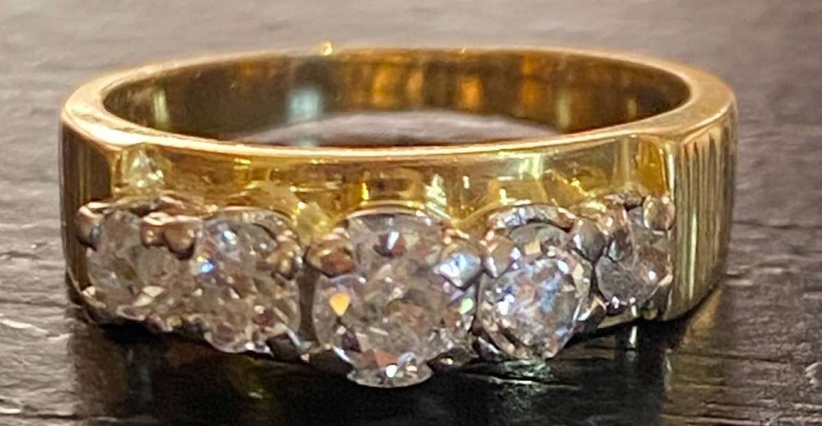 Antique 5 Diamonds , Wedding ring set in 18ct yellow gold