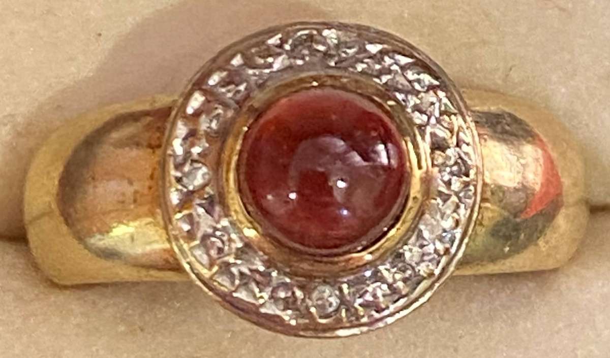 9ct gold ring with Diamonds around a Round Cabochon Garnet
