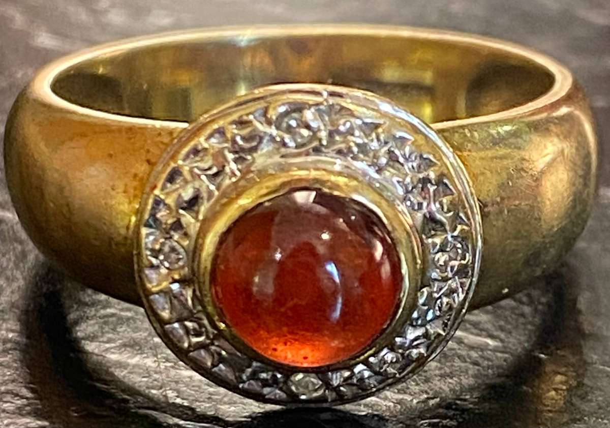 9ct gold ring with Diamonds around a Round Cabochon Garnet