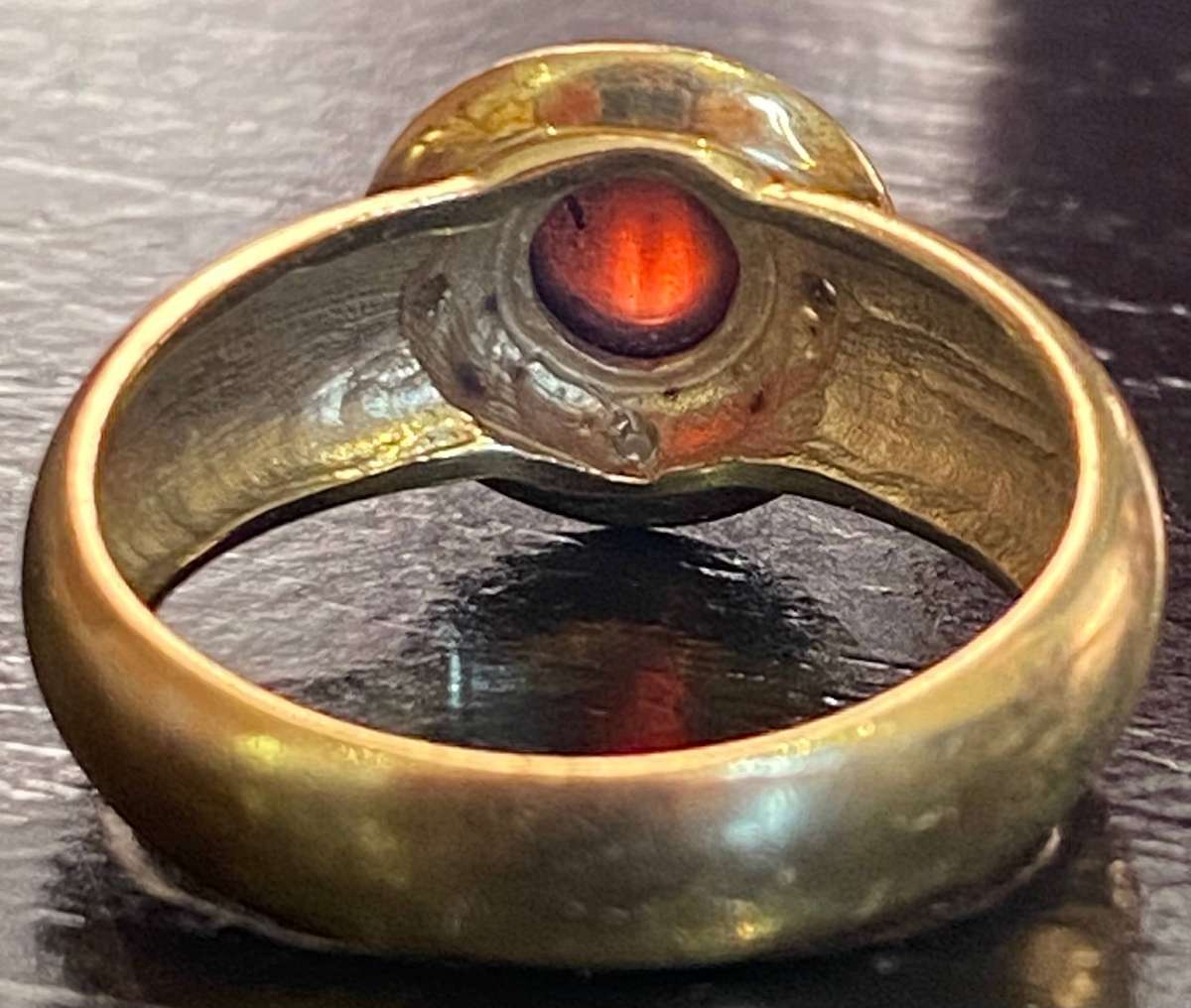 9ct gold ring with Diamonds around a Round Cabochon Garnet