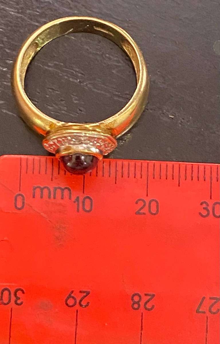 9ct gold ring with Diamonds around a Round Cabochon Garnet