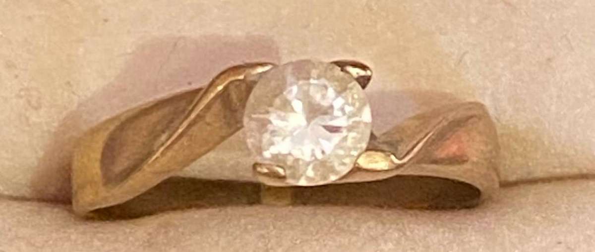 9ct Yellow gold and Cubic Zirconia solitaire Ring