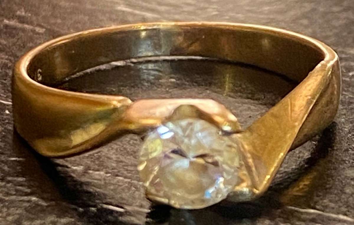 9ct Yellow gold and Cubic Zirconia solitaire Ring