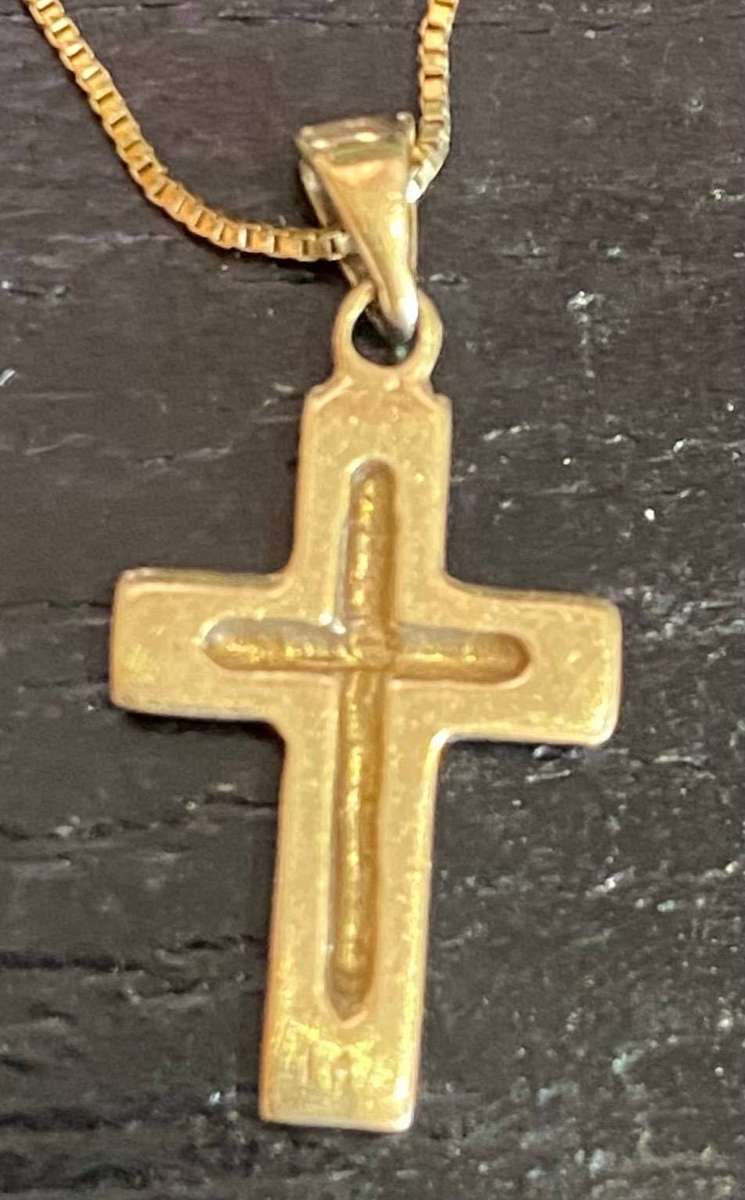 Stunning dainty 9ct gold necklace and cross pendant
