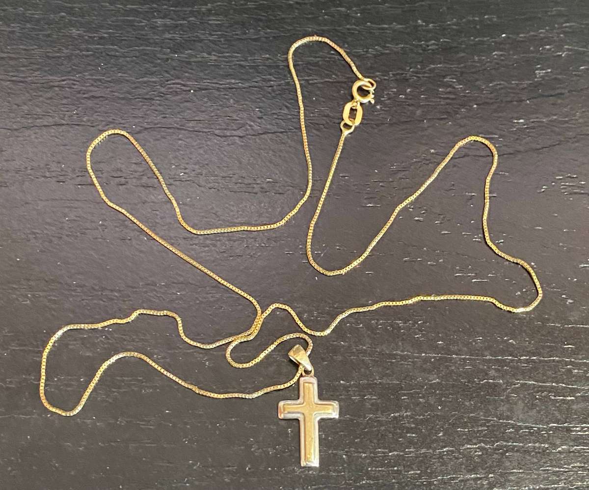 Stunning dainty 9ct gold necklace and cross pendant