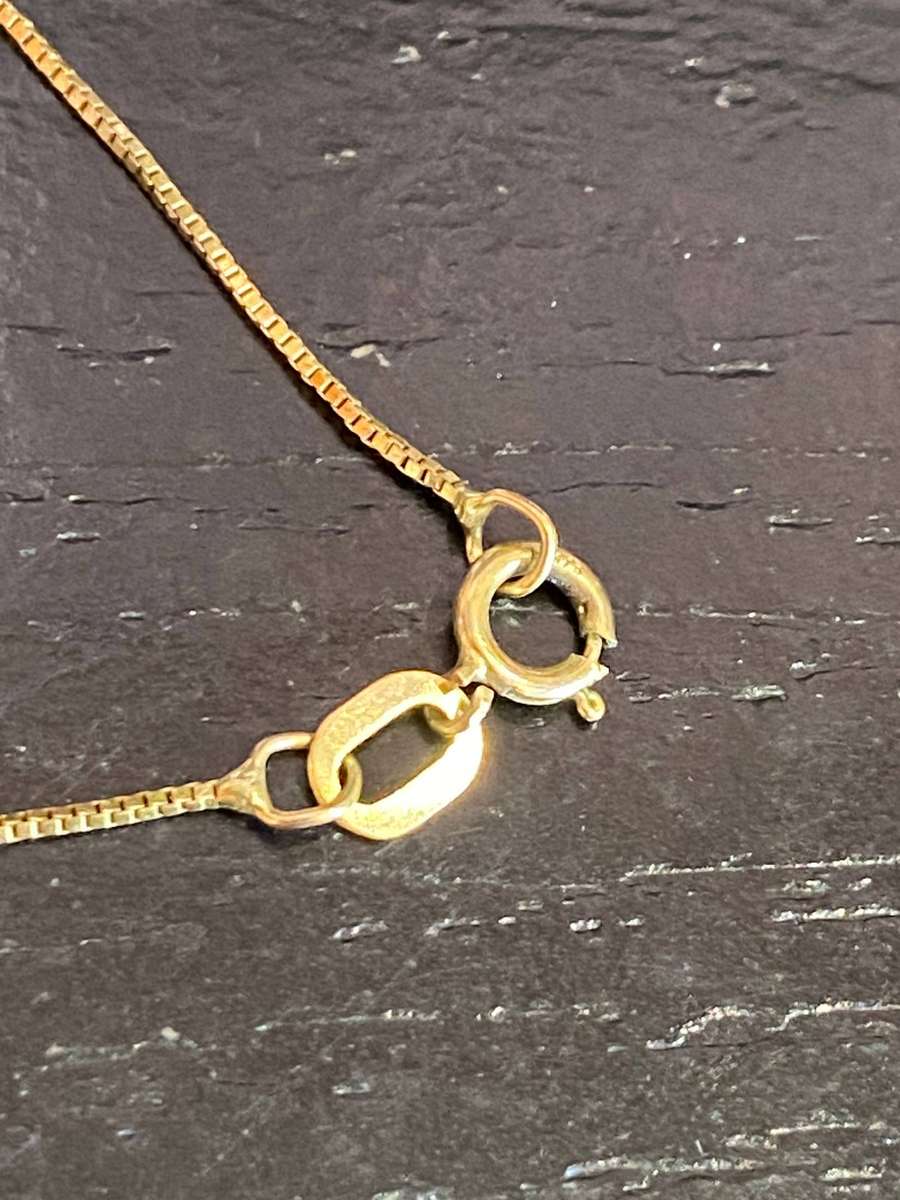 Stunning dainty 9ct gold necklace and cross pendant