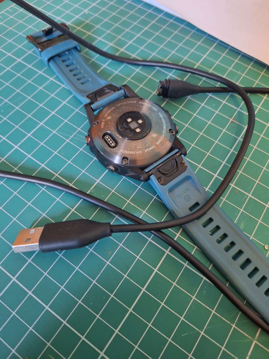 Garmin Fenix 5 - Multisport GPS Watch for Sport, Adventure and Style