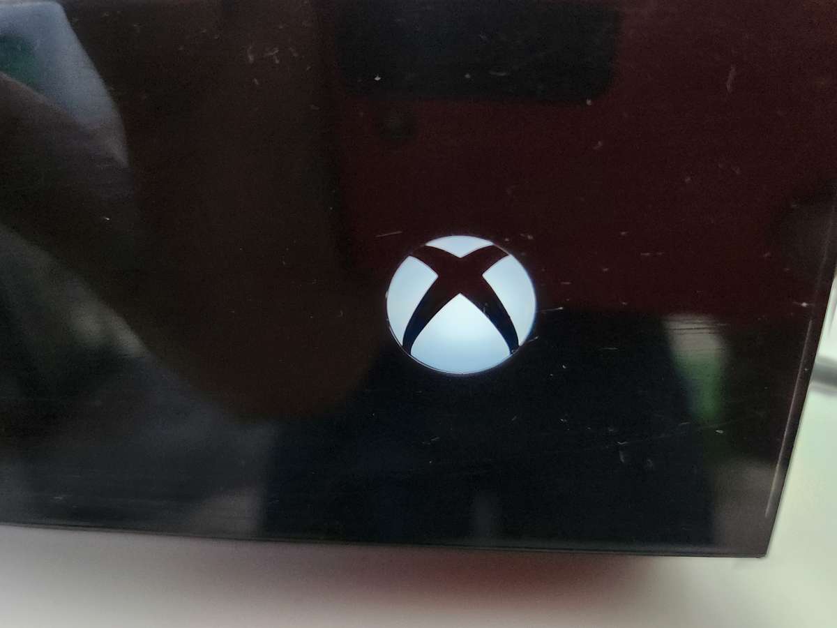 XBOX ONE CONSOLE + 1 CONTROLLER  - MODEL 1540  up for Grabs - ****** R30 SHIPPING *****