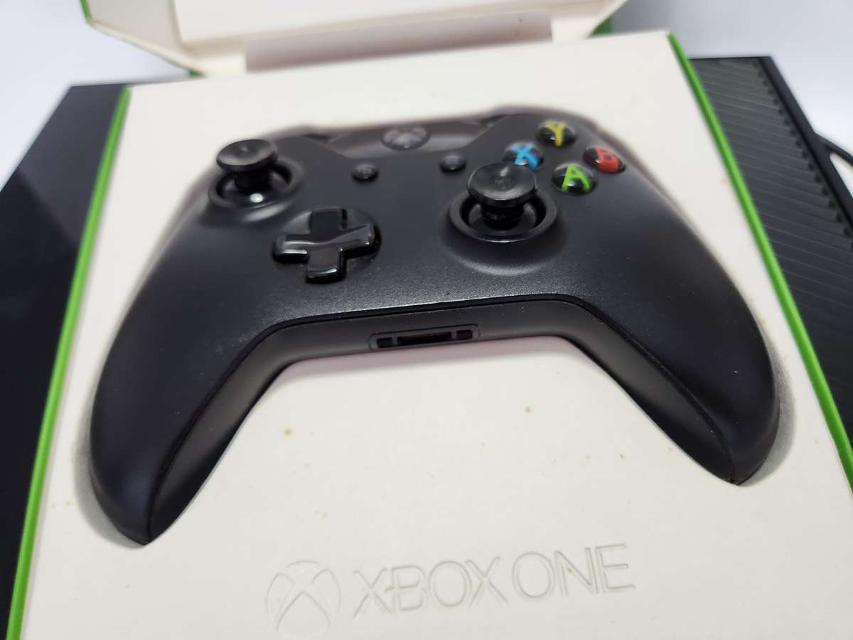 XBOX ONE CONSOLE + 1 CONTROLLER  - MODEL 1540  up for Grabs - ****** R30 SHIPPING *****