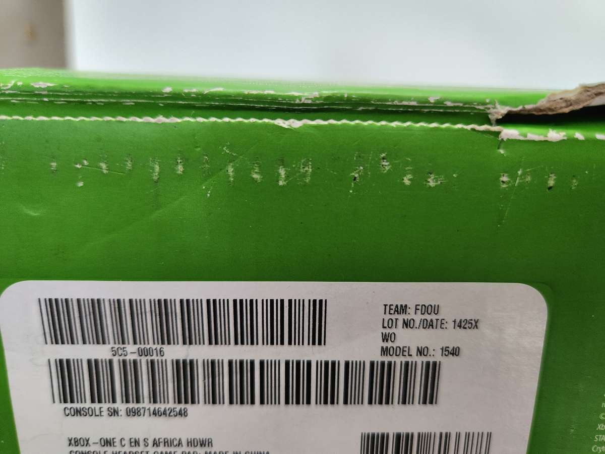XBOX ONE CONSOLE + 1 CONTROLLER  - MODEL 1540  up for Grabs - ****** R30 SHIPPING *****
